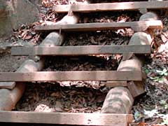 木製の階段。