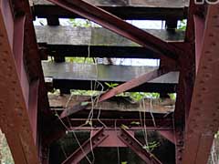 下から見た細見架道橋。