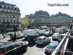 渋滞で混み合うパリ市内