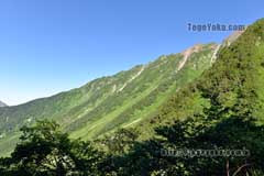 岳沢から見上げる風景。