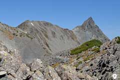 北アルプスらしい岩稜地帯の稜線。