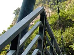 行縢側と滝見橋。