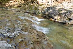 三里河原を彩る滝。