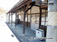 重岡駅の駅舎をホーム側から見る。
