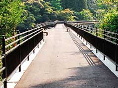 歩道として整備された鉄橋。