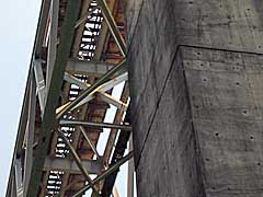 橋脚と橋桁の様子。