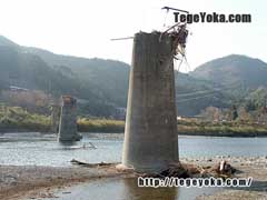 第１五ヶ瀬川橋梁の残骸。