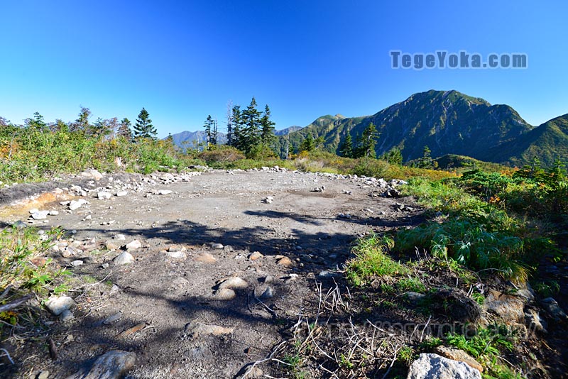 スゴ乗越小屋のテント場